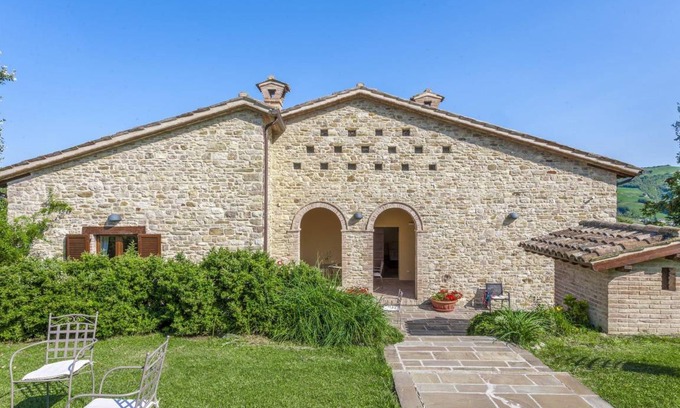 Belforte allʼIsauro Villa | 360 m² Villa ∙ 5 bedrooms ∙ 15 guests