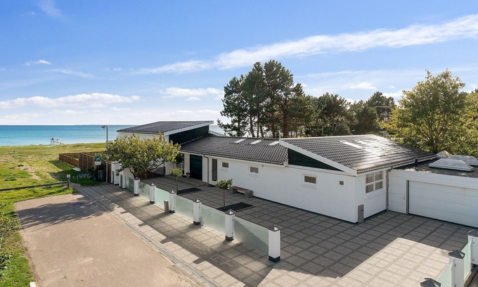 Karlslunde Strand Villa | 360 m2 unique luxury beach villa in 1st row