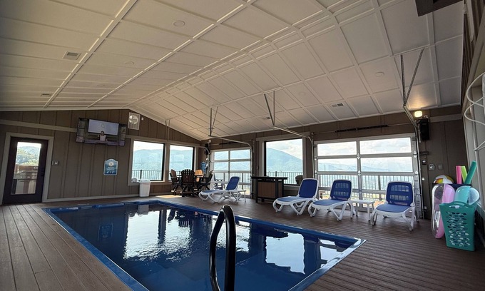 Gatlinburg - Pigeon Forge Cabin | 360 Mtn Top Views! Gated,Private Pool House, Theatre,Pinball,Golden Tee, Hot Tub