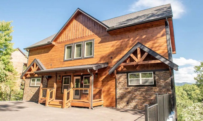 Wears Valley Cabin | 3600sq ft Large Cabin/POOL Community/Views/5-bdrm/Ample Parking/Hottub/King beds