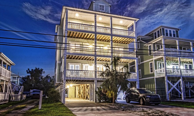 North Carolina Coast Condo | 3600sqft, 5bath, 5br, 11 bed, elevator, <600ft to beach, between ocean and canal