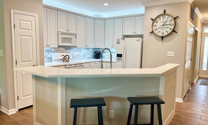 Sunset Island Condo | 37 Fountain Drive West 2B * FREE Linens & Towels * Beach Cart, Wi-Fi, Smart TVs