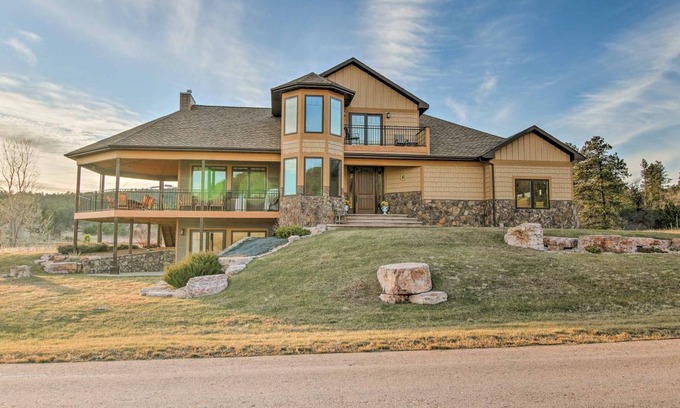 Sturgis House | 371 m² House ∙ 3 bedrooms ∙ 16 guests