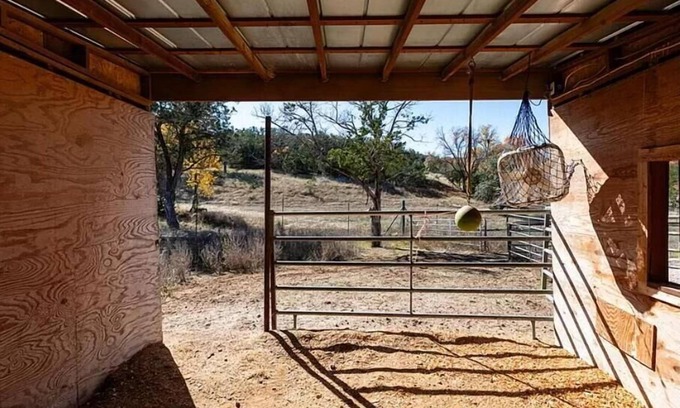 Ingram House | 3800 square foot house on 40 acres. Very private