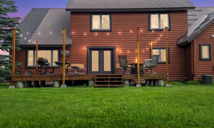 Island Park Cabin | 383 m² Cabin ∙ 5 bedrooms ∙ 18 guests