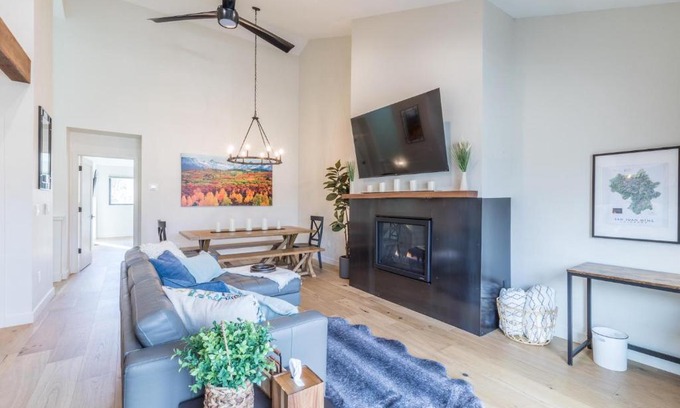 Ridgway House | 396 N Lena Street