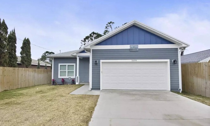 Biltmore Beach House | 3B&2B House w/Hot Tub! .4mi to Beach,900’ to Public Boat Ramp. NO CLEANING FEE.