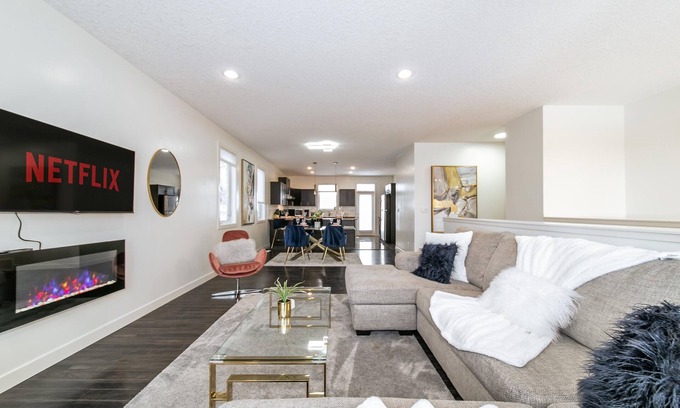 Jasper Place House | ★3B Executive Home★All King Beds✔Fireplace✔Garage