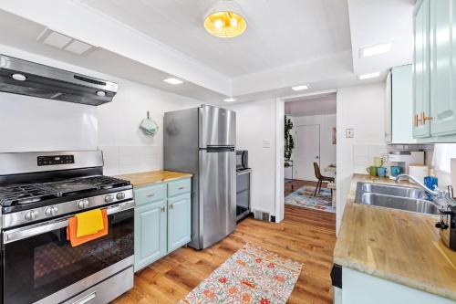 South Side Flats House | 3bd - BBQ & Hot Tub - Centrally Located