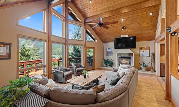 Forest Hills House | 3BD Stunning Views, Hot Tub, Dog-Friendly