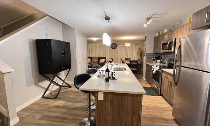 West Edmonton House | ⁂3BDRM Homeミ★5min to WEM༆4min to River cree Casino