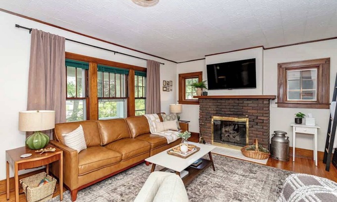 Ames House | 3bed/1.5bath Modern Retreat w/Hot Tub