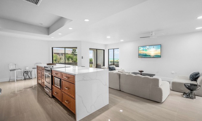 Siesta Key Condo | 3bed on Siesta w/direct beach access!