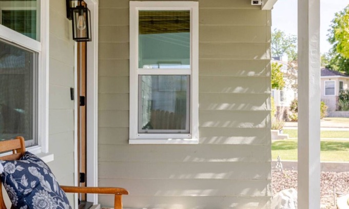 Bakersfield House | 3bedroom house close to several hospitals w/HOT TUB in pleasant La Cresta area.