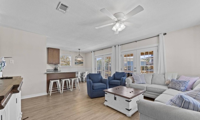 Shoreline Park House | 3Br 1Ba Waterfront Camp
