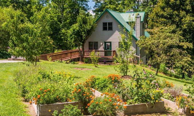 Unionville Cottage | 3BR, 3BA Log Cabin