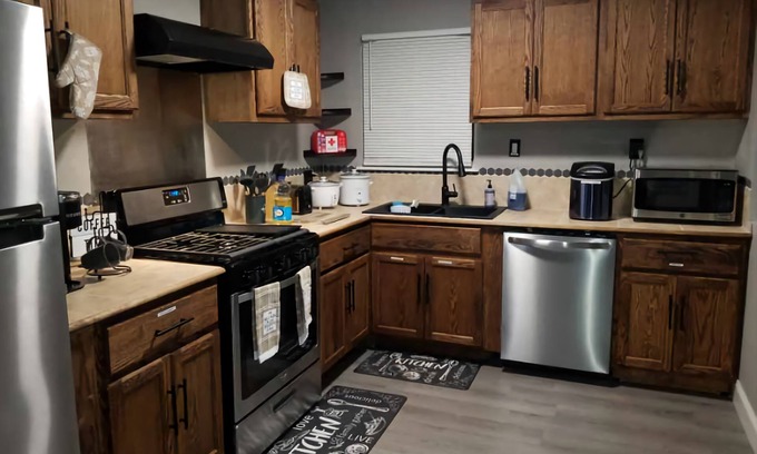 Port Arthur House | 3BR/5Beds/2.5 BA Home- 5 minutes from Pleasure Island!