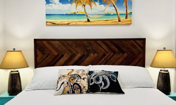 Townsite Condo | 3BR Beachy Condo | Blocks to Beach | Gated Parking