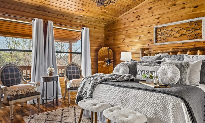 Gatlinburg - Pigeon Forge Cabin | 3BR Cabin w/Theater, Bunks & Mountain Views