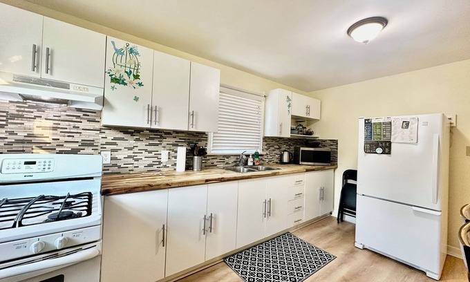 Niagara Falls House | 3BR Comfy House - Minutes away to Niagara Falls