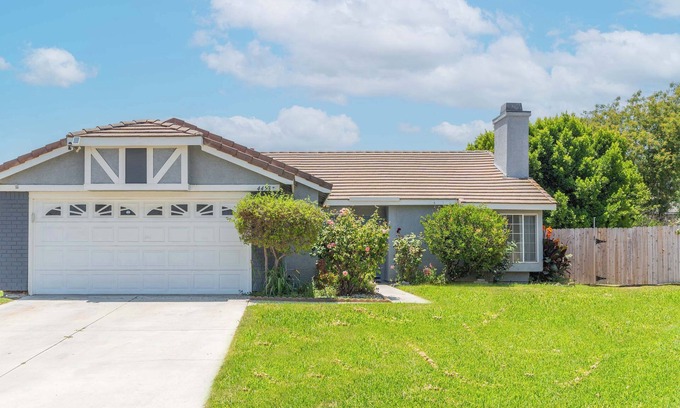 Riverside House | 3BR Family Home | Large Yard, Parking, Remodeled