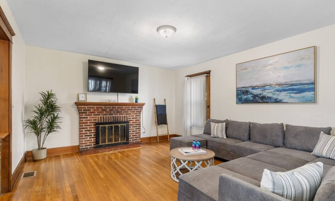 East Shore House | 3BR Gem, 10 min to Yale, walk to Tweed
