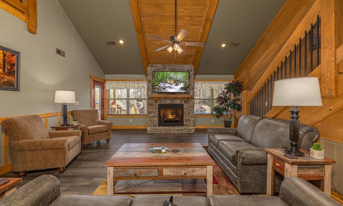 Gatlinburg Cabin | 3BR, hot tub, pool table. Free attraction tickets!