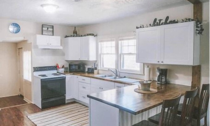 Evansville House | 3BR House near Tropicana, IU Health, UE, USI