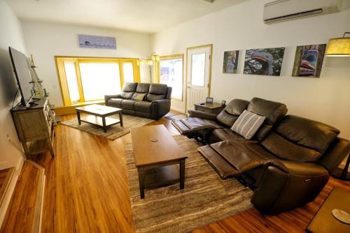 Back Loop House | 3br - King Beds & Bunk Beds - Free Tram Tickets