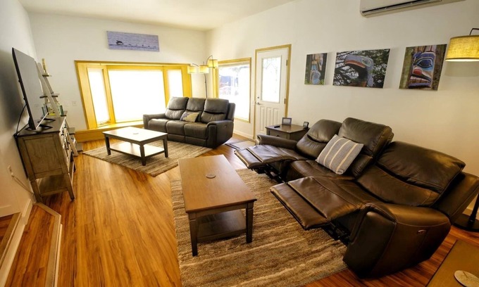 Back Loop House | 3BR - King Beds & bunk beds - Free Tram Tickets