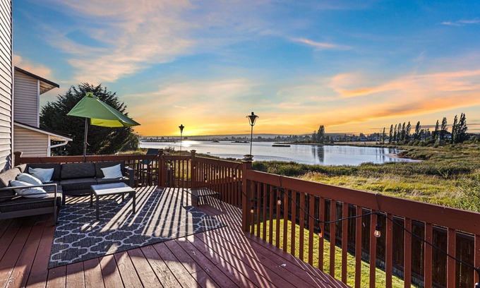 Marysville House | 3BR Lake House in Marysville with Theater Room