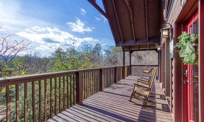 Gatlinburg - Pigeon Forge Cabin | 3BR Retreat w VIEWS! Game Room + HOT TUB + Arcade