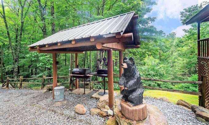 Sevierville Cabin | 3BR Sevierville Cabin Near Dollywood w/Large Covered Deck, Hot Tub, Foosball & Free Tickets