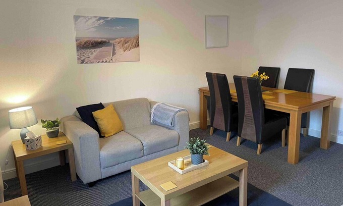 Montrose Apartment | 3BR-Sleeps6-Parking-Patio-NearCoast