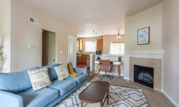 Five Oaks House | 3BR Townhome Near Nike & Intel: AC, Wi-Fi, Garage, Family and Pets Friendly