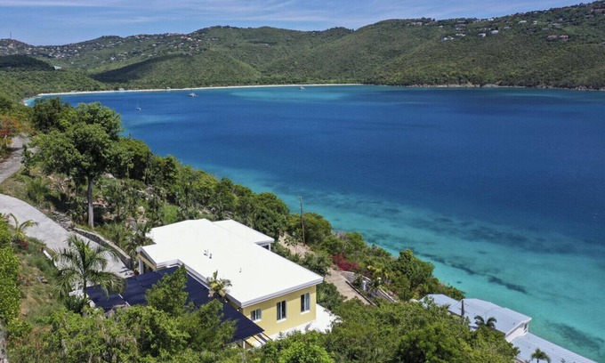 Peterborg House | 3BR with amazing views, only 5 min from Magen's Bay!