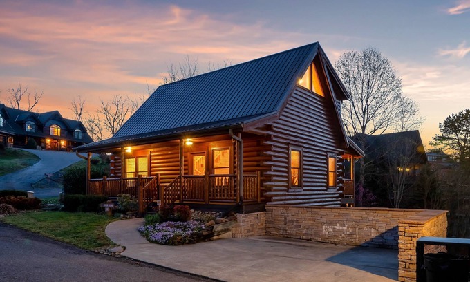 Pigeon Forge House | 3br3ba.Summer datesleft. Steps2pool.Close2DollywoodHot Tub, Game Room,Wifi