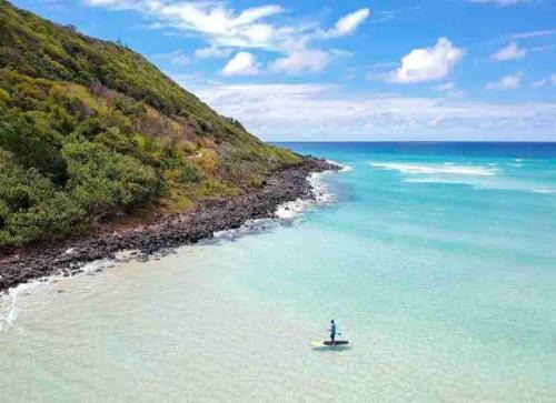 Burleigh Heads House | 3BRM Burleigh Beach Retreat - Walk to Cafes, Shops and Surf!
