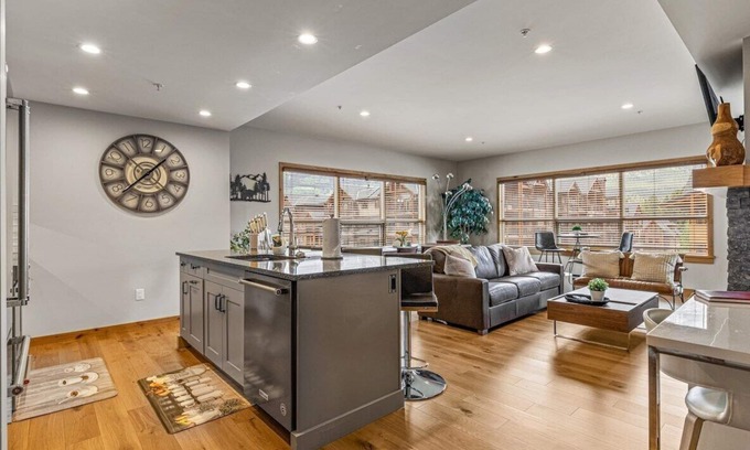 Canmore Condo | 3F 1600sf Corner 3BR/2BA in heart of Canmore