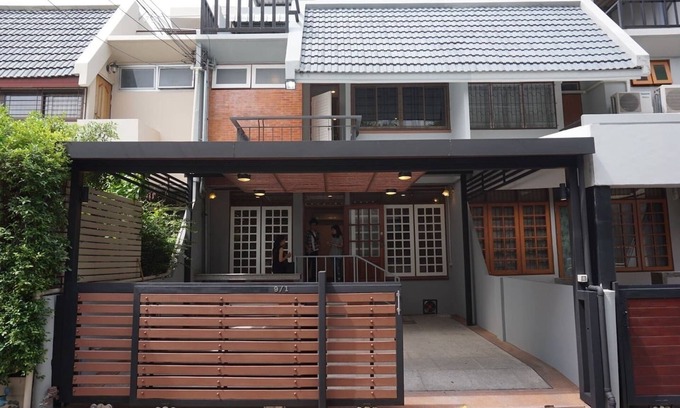 Phra Khanong Nuea House | 3min from BTS, 3BR, cozy & Fashionable h
