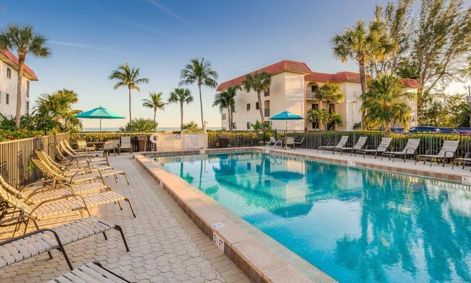 Sanibel Apartment | 3rd floor Sanibel condo with enchanting beach views 4C3