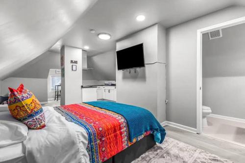 Detroit Apartment | 3rd Story Loft Islandview Pets Included with Free Parking!