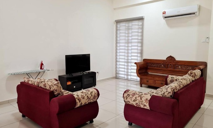 Bayan Baru House | 3Storey House 13Pax Family Suite