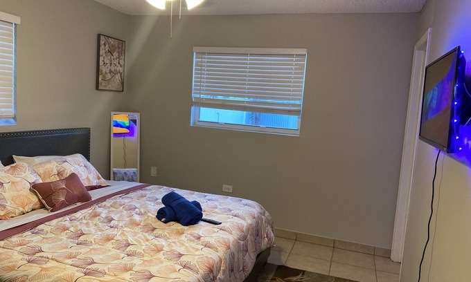 West Hollywood House | 4/2 Home w/pool Near Casino/Beach