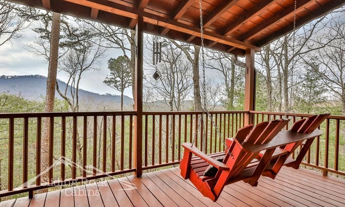 Walnut Mountain Cabin | 4/3.5 bath sleeps 8, pet friendly-fenced yard, WIFI, HOT TUB