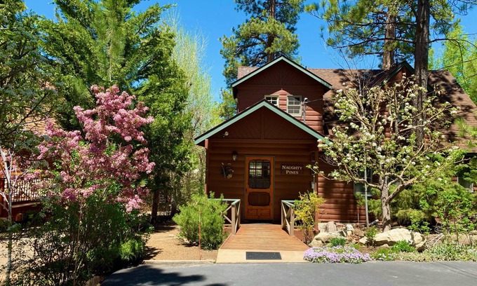 Big Bear Lake Cabin | 4 + 3 LAKEFRONT HOME W/BOAT DOCK & PRIVATE BEACH