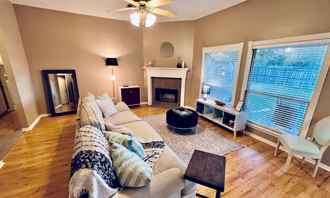 Temple House | 4 Bd | 8 PPL | King Bed | Fast Wi-fi | Pets Allowed | 5 Mins To Medical