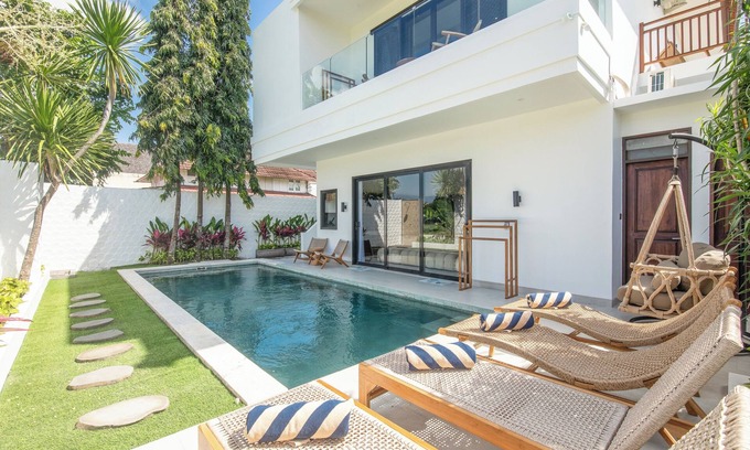 Batubelig Villa | 4 Bd Seminyak Rice Paddies View 4 mins to Beach