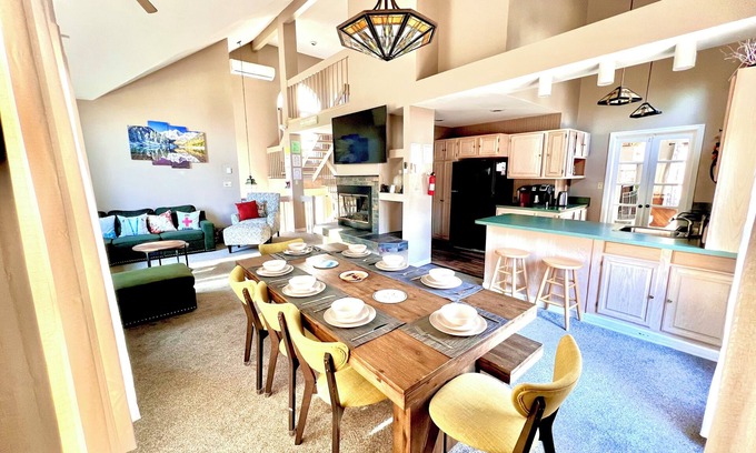Lake Harmony House | 4-bdrm sleep 12 Lake Harmony.Lake/Beach/Pool/Walk to Slopes, Hot tub, Game Room