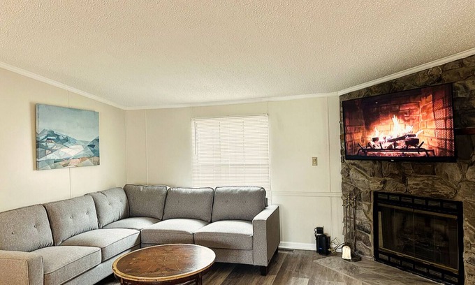 Geneva-on-the-Lake House | 4 BDRM Villa Sleeps 14 in the Heart of Geneva on the Lake